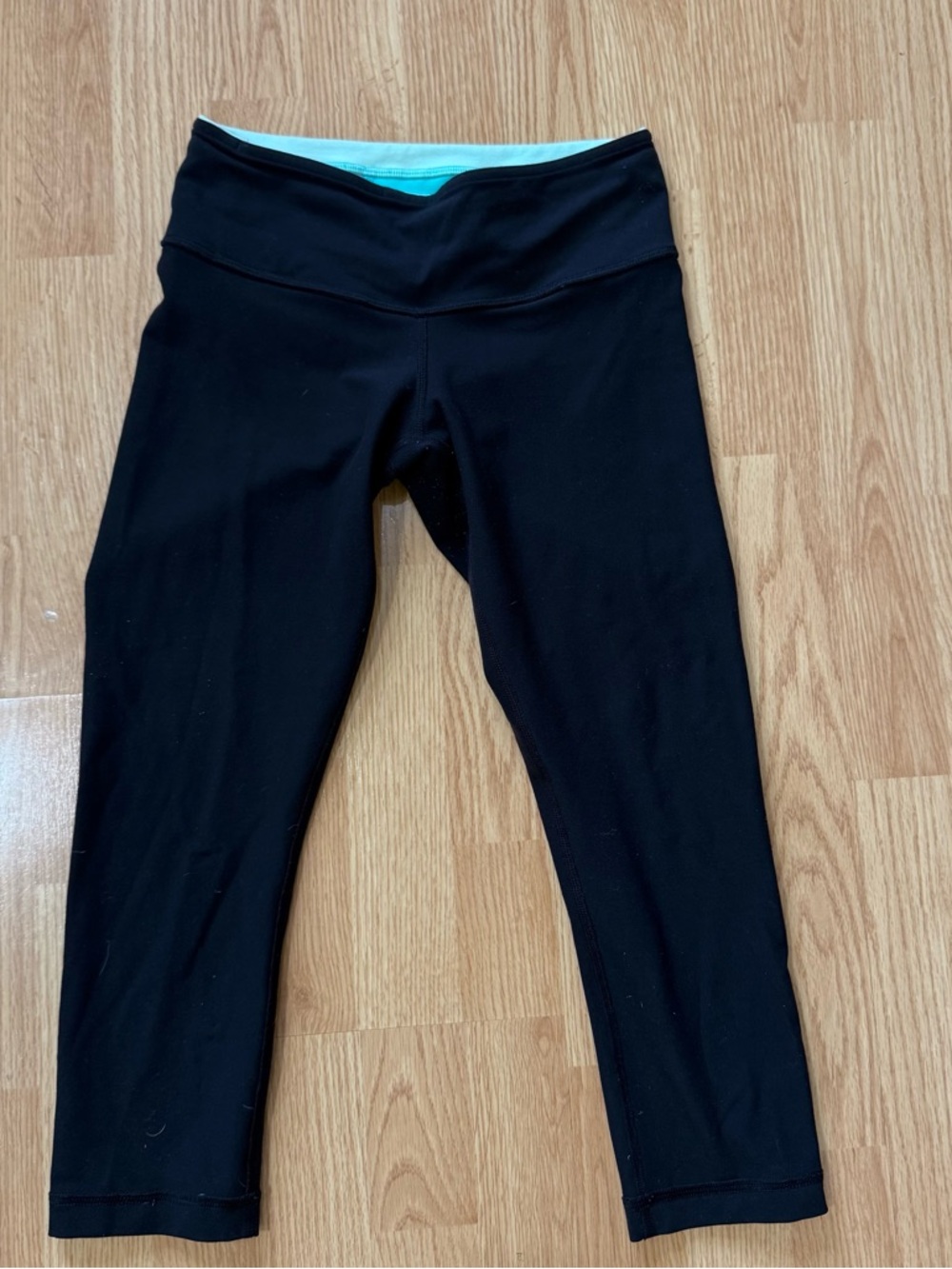 Lululemon Black High Rise Crop Leggings Size 4 Hidden Pocket Yoga Gym